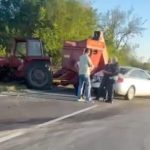 Haos na putu Požarevac - Kostolac: Dva traktora sletela sa puta, kukuruz rasut po kolovozu (VIDEO)
