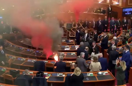 Zastupnici u albanskom parlamentu aktivirali dimne bombe, izbio požar (VIDEO)