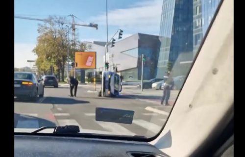 Policijsko vozilo prevrnuto, u sudaru sa audijem ima povređenih (VIDEO)