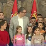 "Hvala vam draga deco što volite svoju zemlju i što ćete svojim znanjem doprineti napretku Srbije": Vučić sa decom iz Zvečana (VIDEO)