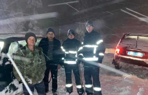 Dve osobe spasene iz zavejanog automobila u Ivanjici! Vatrogasci-spasioci i jedan meštanin udruženim snagama izveli herojsku akciju (FOTO)