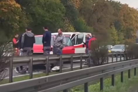 Sudar više vozila na auto-putu, učestvovalo i vozilo Hitne pomoći (VIDEO)