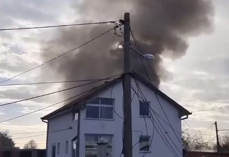Tragedija u Železniku: Veliki požar izbio u porodičnoj kući, ima mrtvih (VIDEO)