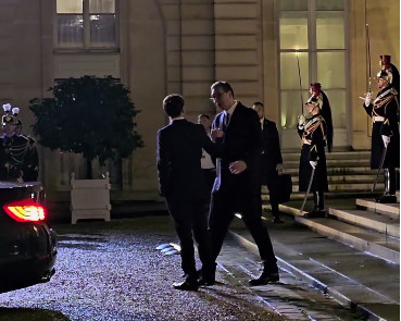 "Do skorog viđenja": Pogledajte kako je Makron ispratio predsednika Vučića iz Jelisejske palate (VIDEO)