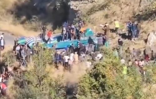 Strašna tragedija u Indiji: Autobus pao u provaliju, skoro 40 osoba poginulo (VIDEO)