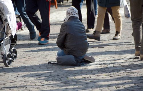 Lažni invalid vara Beograđane! Prosi sa štakama, a onda ih ubaci u gepek i lepo odšeta sa prijateljima na kafu