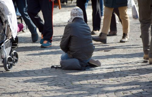 Lažni invalid vara Beograđane! Prosi sa štakama, a onda ih ubaci u gepek i lepo odšeta sa prijateljima na kafu