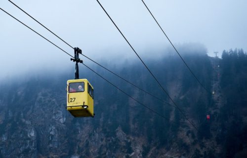 Drama u Makedoniji: Četvoro ljudi, među kojima i dete (3), ostali zaglavljeni na žičari koja vodi do planine Vodno