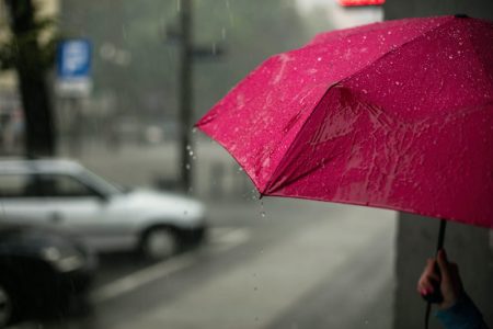 Danas znatno svežije uz pljuskove sa grmljavinom i gradom, na snazi crveni meteoalarm