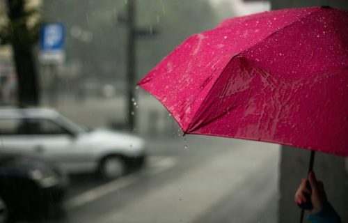 Danas znatno svežije uz pljuskove sa grmljavinom i gradom, na snazi crveni meteoalarm