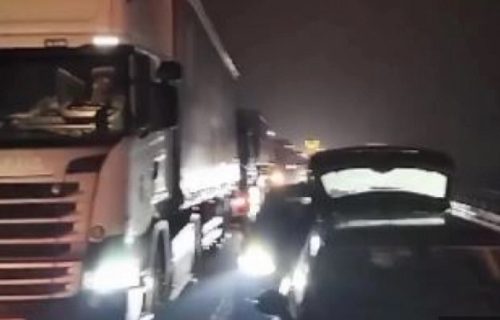 Težak lančani sudar na auto-putu kod Inđije: Na autobus u kvaru naletelo više vozila (VIDEO)