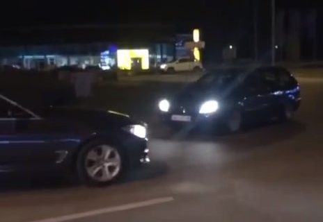 U kružnom toku ušao u suprotan smer, ostavio druge vozače u potpunom šoku (VIDEO)