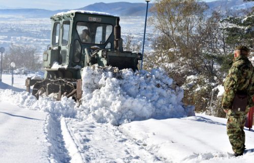 Vojska Srbije pomaže u otklanjanju posledica snežnih padavina (FOTO)