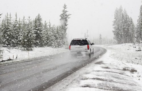 Stanje na putevima: Najopterećeniji putni pravci prohodni, bez snega