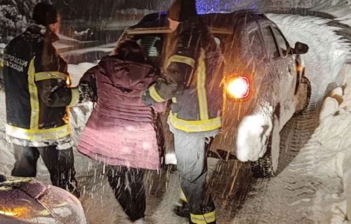 Akcija MUP-a trajala celu noć: Evakuisali putnike iz zavejanog autobusa (FOTO)