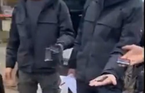 Pogledajte kako hrvatska policija maltretira srpske radnike u Vukovaru: Zasmetali im amblemi (VIDEO)