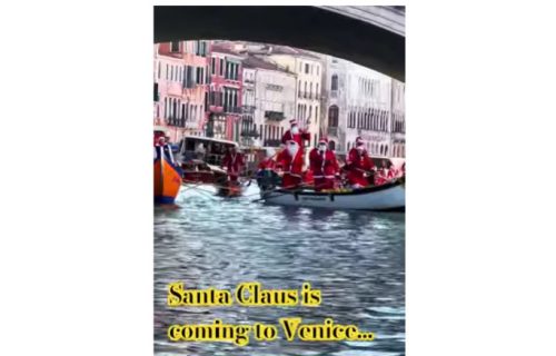 Ovako to izgleda u romantičnoj Veneciji: Deda Mrazovi stižu u grad čamcima i gondolama (VIDEO+FOTO)