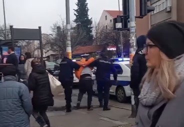 Policija privela nasilnika kod pošte na Dušanovcu, držao pištolj u trenerci (VIDEO)