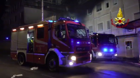 Veliki požar u bolnici u Tivoliju: Svi pacijenti evakuisani, ima mrtvih (VIDEO)