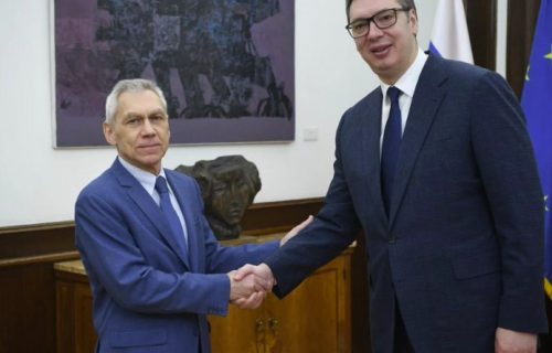 Sastanak u predsedništvu: Ruski ambasador poklonio Vučiću knjigu "Strogo poverljivo" (FOTO)