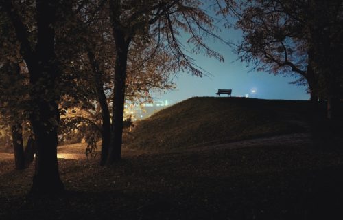 Na Kalemegdanu postavljene solarne klupe: Besplatni internet, ili punite mobilni dok sedite u parku