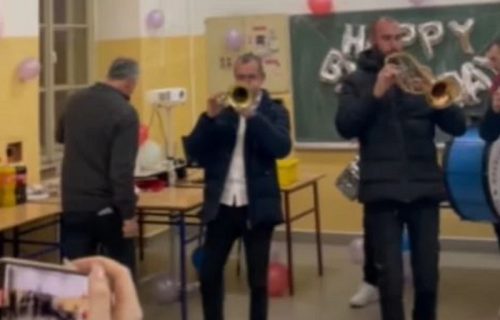 Ispraćaj za PAMĆENJE: Užički srednjoškolci ispratili omiljenog profesora Radenka u penziju: Torta, suze, zagrljaji i TRUBAČI (VIDEO)