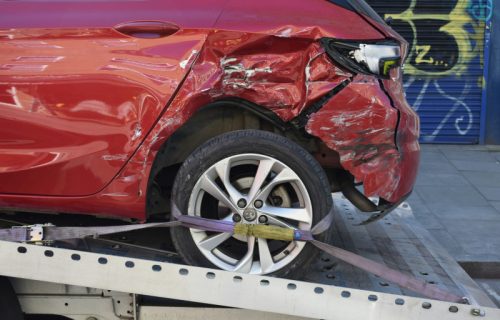 Teška saobraćajna nezgoda kod Niša: Vozilo potpuno smrskano, nije poznato da li ima povređenih (VIDEO)