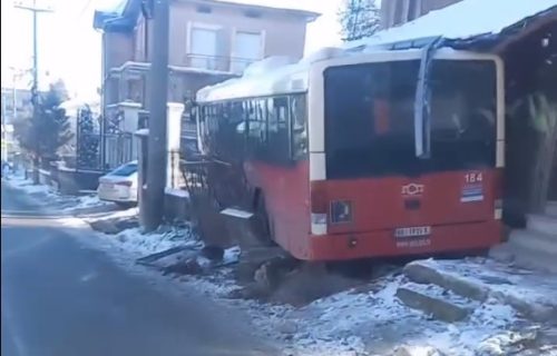 "Probudio nas se jak zvuk udarca"! Reakcija stanara kuće u čije je dvorište uleteo autobus