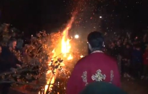 Osveštan i naložen badnjak u porti manastira Gračanica (VIDEO)