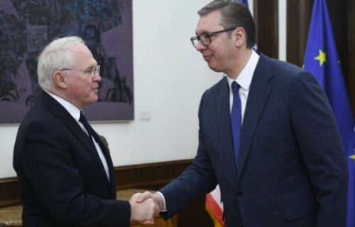 VUČIĆ SA HILOM: Detalji razgovora srpskog predsednika i američkog ambasadora (FOTO)