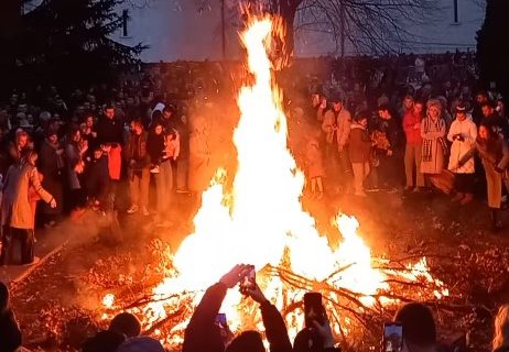 Tradicionalno paljenje badnjaka širom Srbije ispred hramova, evo kako je bilo u Beogradu (VIDEO)