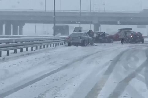 Kolaps na auto-putu kod Šapca: Dva automobila smrskana, kamion izleteo sa kolovoza (VIDEO)