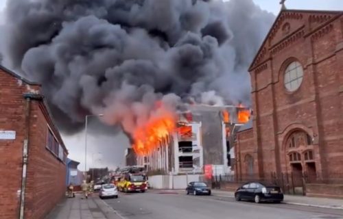 Dramatičan požar u Liverpulu: Plamen guta četvorospratnu zgradu, strahuje se od urušavanja (VIDEO)