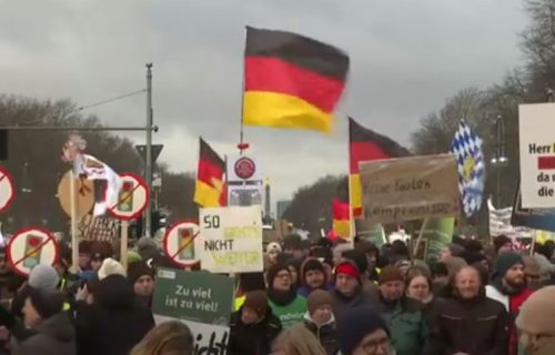 Drama na protestu u Berlinu: Izviždali ministra, pa bacali pirotehniku, više osoba uhapšeno (VIDEO)