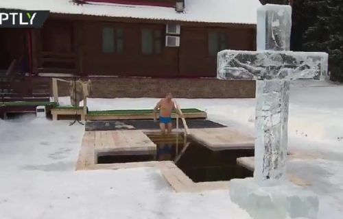 Nema zime za Putina, pogledajte kako se okupao u ledenoj vodi na Bogojavljenje (VIDEO)
