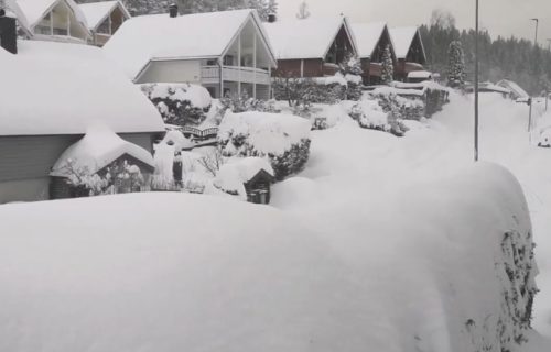 Nezapamćen sneg u Norveškoj: Ljudi izlaze kroz prozore (VIDEO)