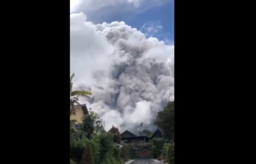 Tri vulkana eruptirala u Indoneziji, pepeo i lava na sve strane (VIDEO)