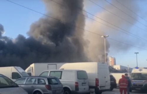 Uključeni helikopteri u gašenju požara na Novom Beogradu: Evakuisan kineski tržni centar (VIDEO)
