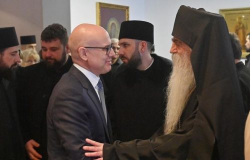 Ministar Vučević na slavi kod episkopa Irineja: "Svim svečarima srećna i blagoslovena krsna slava" (FOTO)