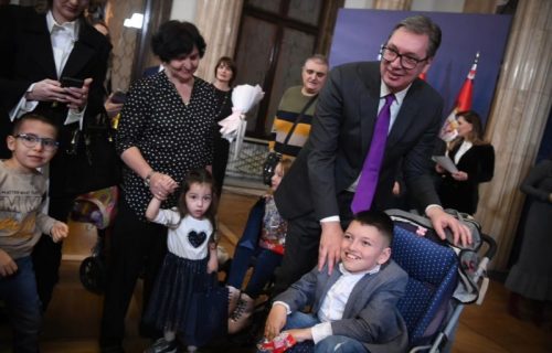 Predsednik podelio paketiće deci oboleloj od retkih bolesti: Vučić najavio novu pomoć države (VIDEO)