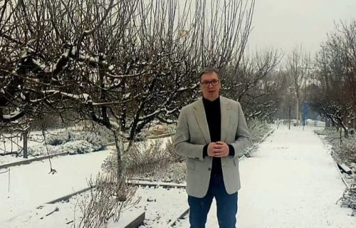 Vučić u dvorištu očeve kuće: "Božić je uvek najradosniji dan, a priroda najlepša baš kada pada sneg"