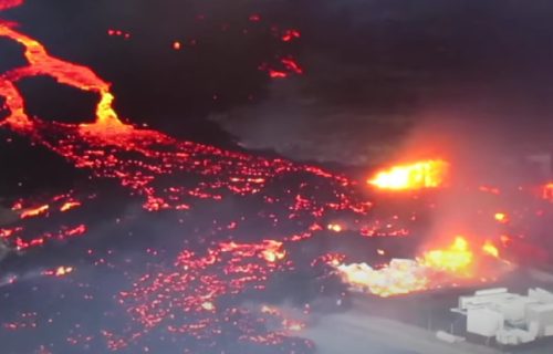 Mlazevi užarene narandžaste lave gutaju kuće na Islandu, a opasnost vreba i geotermalnu elektranu (VIDEO)