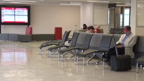 U 12 kofera sakrili 11.770 paklica cigareta: Carinici ih uhvatili na aerodromu, kazne paprene