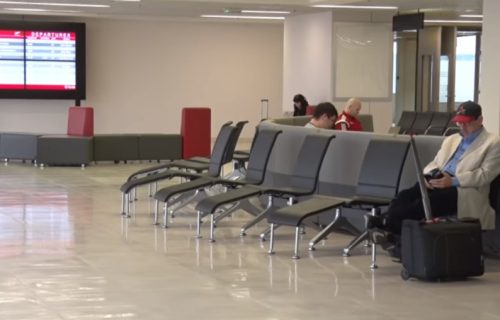 U 12 kofera sakrili 11.770 paklica cigareta: Carinici ih uhvatili na aerodromu, kazne paprene
