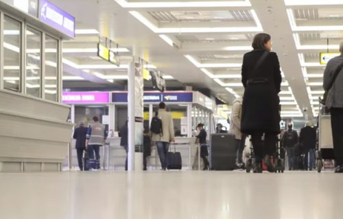 Evo zašto nikada ne treba puniti telefon na AERODROMU: Posledice mogu biti jezive (VIDEO)