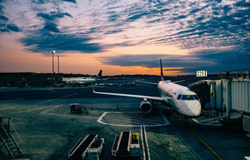 Hitna evakuacija na aerodromu zbog sumnjivog paketa: Hiljade ljudi izbačeno iz zgrade (VIDEO)