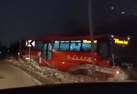 Saobraćajka kod Obrenovca, autobus sleteo sa puta (VIDEO)