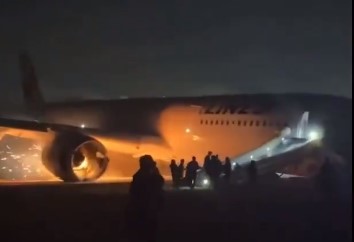 Fascinantna disciplina putnika u trenutku dok je avion u plamenu: Svi evakuisani za 90 sekundi (VIDEO)