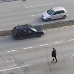 Nestvarno: Ostavio auto na razdelnom ostrvu, pa pretrčao ČETIRI TRAKE, ljudi šokirani (VIDEO)