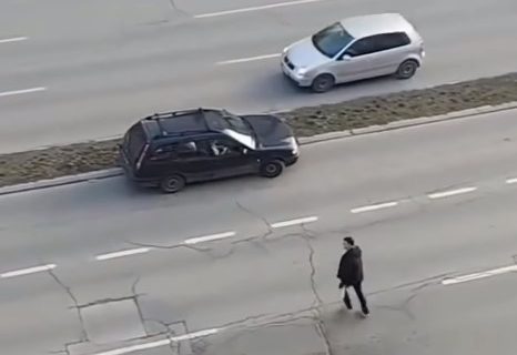 Nestvarno: Ostavio auto na razdelnom ostrvu, pa pretrčao ČETIRI TRAKE, ljudi šokirani (VIDEO)